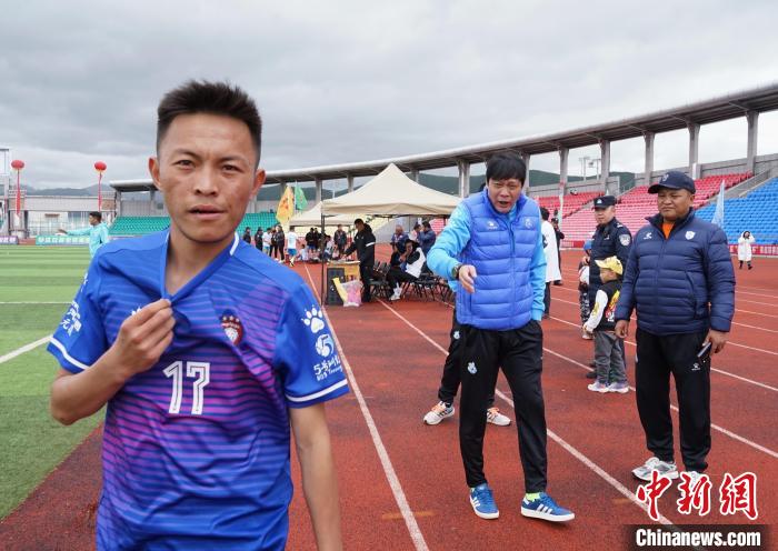 圖為范志毅在球場(chǎng)邊指導(dǎo)球員。　馬銘言 攝