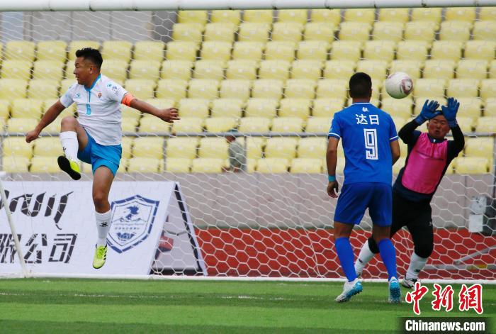 圖為班瑪隊(duì)(白)與達(dá)日隊(duì)在球場(chǎng)進(jìn)行比拼?！●R銘言 攝