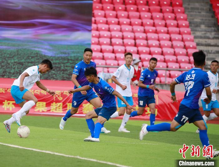 圖為班瑪隊(duì)(白)與達(dá)日隊(duì)在球場(chǎng)進(jìn)行比拼?！●R銘言 攝