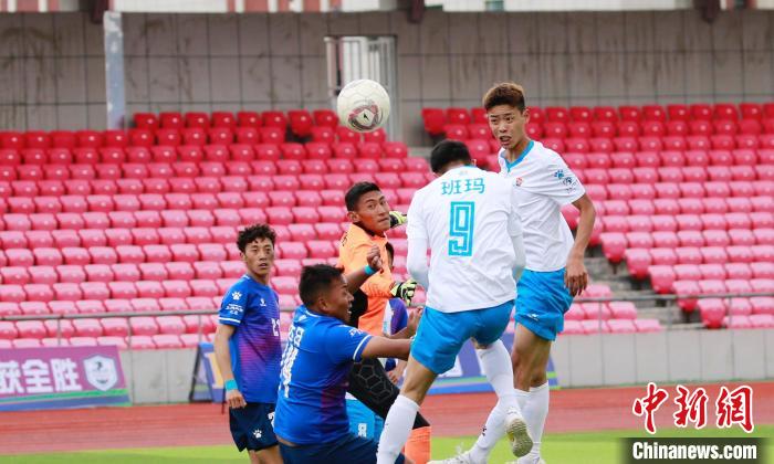圖為班瑪隊(duì)(白)與達(dá)日隊(duì)在球場(chǎng)進(jìn)行比拼?！●R銘言 攝
