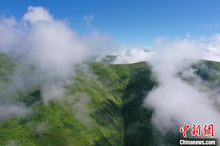 航拍賽來塘鎮(zhèn)山間云霧繚繞?！●R銘言 攝