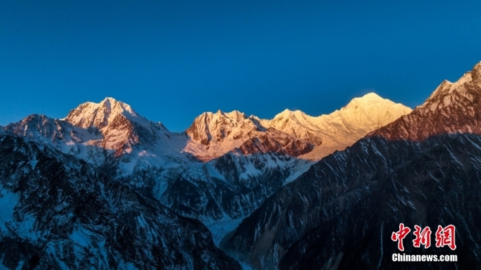 圖為2月1日，清晨陽(yáng)光照在貢嘎雪山上，出現(xiàn)“日照金山”景觀。(無(wú)人機(jī)照片)<a target='_blank' href='/'><p  align=