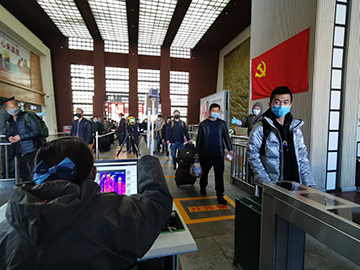 拉薩火車站工作人員對(duì)出站旅客進(jìn)行紅外線測(cè)溫。趙越拍攝.jpg