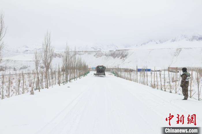 圖為救援官兵正在緊急清理路面積雪?！《崦刺?攝