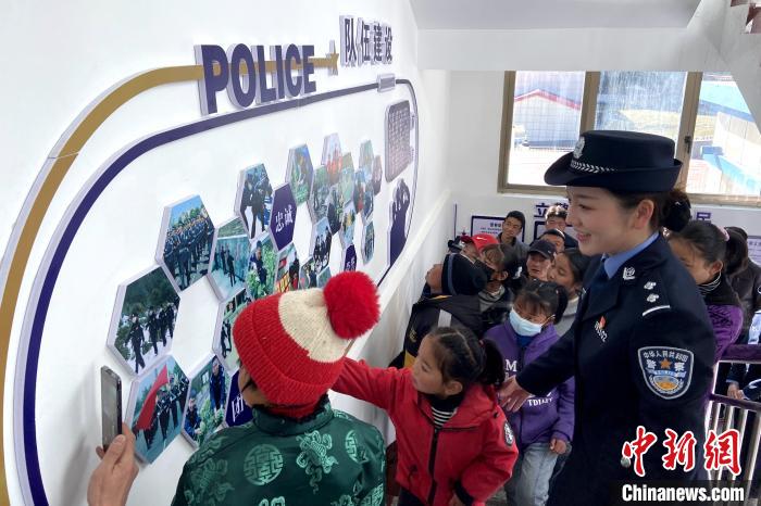 山南邊境管理支隊(duì)勒布邊境派出所舉行警營(yíng)開放日活動(dòng)，邀請(qǐng)駐地民眾進(jìn)警營(yíng)，了解民警工作生活?！∏f冀 攝