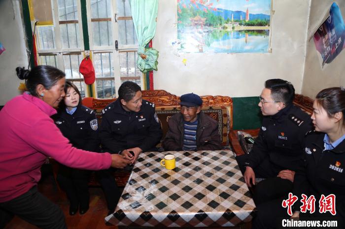 亞東出入境邊防檢查站民警走訪慰問轄區(qū)困難群眾?！堄陱?qiáng) 攝