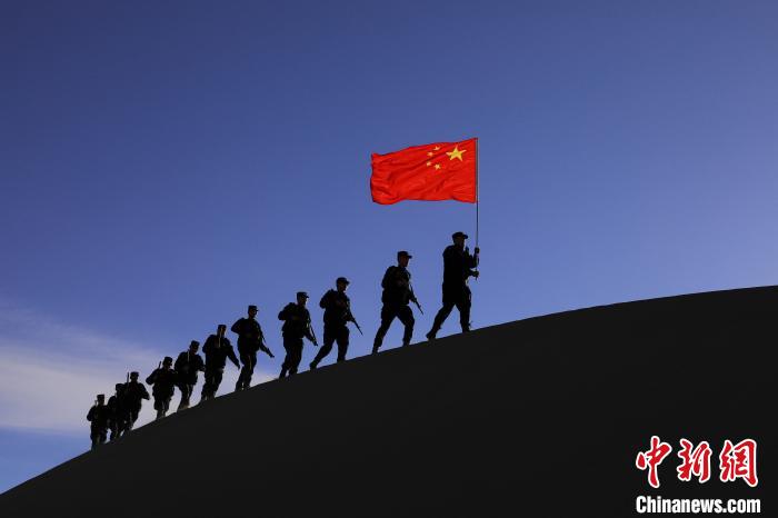 日喀則邊境管理支隊(duì)幾腳橋邊境檢查站民警在轄區(qū)開展巡邏工作?！↓埿▲P 攝