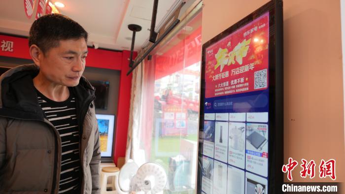 圖為店內(nèi)放置的可在線選購商品的觸摸電子展示屏。　謝牧 攝