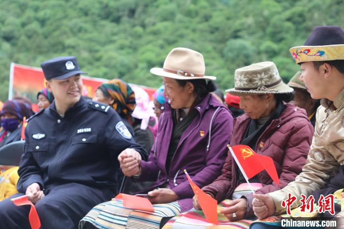 圖為李陽(yáng)副所長(zhǎng)(前排左一)與卓嘎、央宗姐妹共同參加愛(ài)國(guó)主義教育活動(dòng)?！〉录?攝