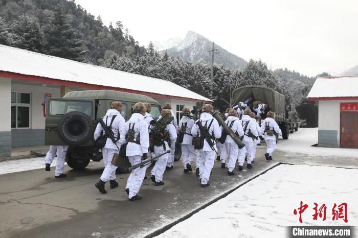 風雪邊關(guān)西藏林芝邊防官兵踏雪巡邏