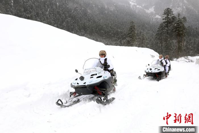 圖為雪地摩托車開路。　薛金博 攝