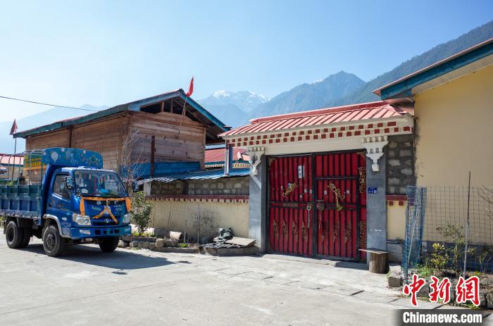 圖為林芝下察隅鎮(zhèn)布巴村村民家門口停放著貨運(yùn)車輛?！〗w波 攝