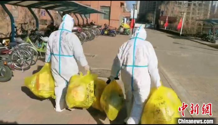 收集垃圾?！¤F西區(qū)委宣傳部 攝