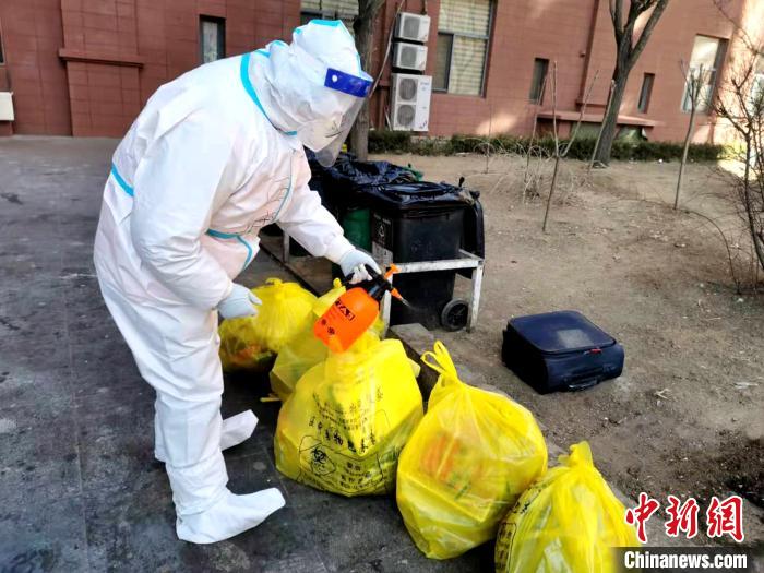 給垃圾做消殺。　鐵西區(qū)委宣傳部 攝