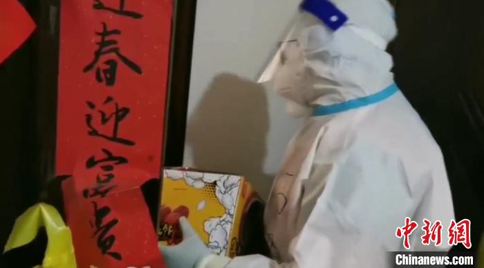 為封閉在家居民送快遞?！¤F西區(qū)委宣傳部 攝