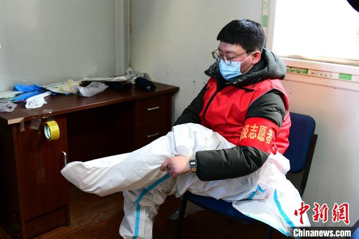 穿防護服?！¤F西區(qū)委宣傳部 攝