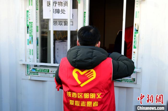 領(lǐng)防護用品?！¤F西區(qū)委宣傳部 攝