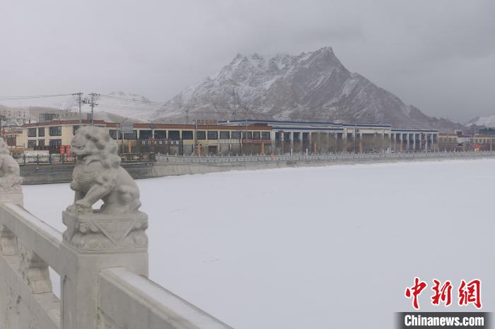 圖為2月5日傍晚時分的西藏阿里獅泉河鎮(zhèn)雪景?！⊥跏啦?攝