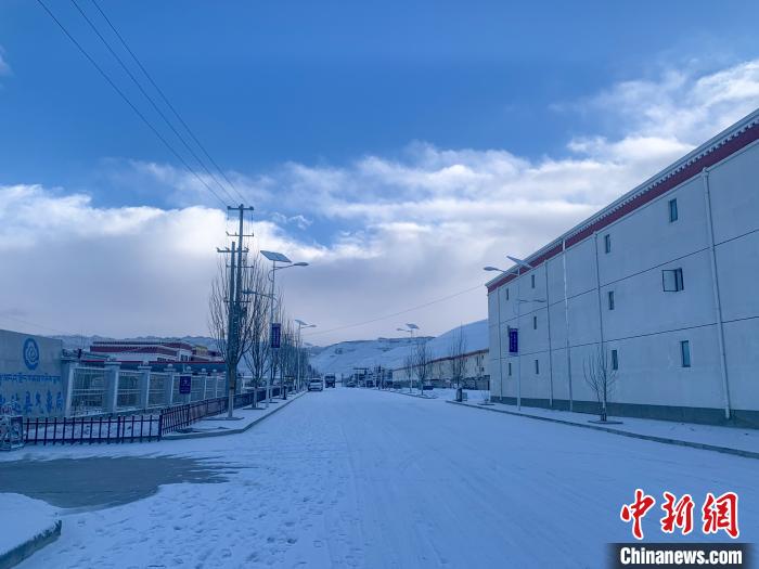 圖為西藏札達(dá)縣街道被積雪覆蓋。　強久 攝