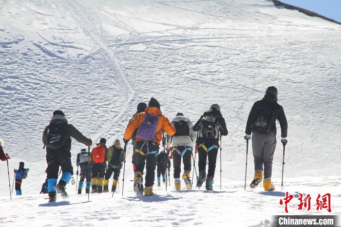 圖為2019年，普通民眾在洛堆峰體驗(yàn)登雪山活動(dòng)。資料圖 趙朗 攝