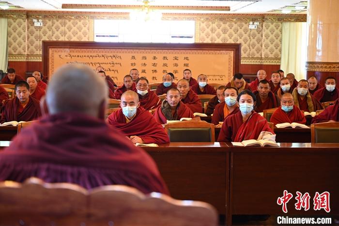 3月23日，記者走進(jìn)位于拉薩的西藏佛學(xué)院，探訪宗教學(xué)府的新學(xué)期。圖為佛學(xué)院學(xué)員正在上課。<a target='_blank' ></p><p  align=