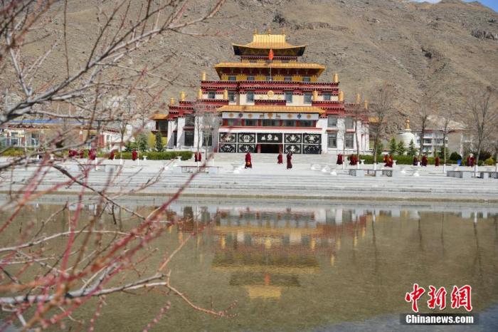 3月23日，西藏佛學(xué)院開學(xué)第二日，<a target='_blank' >中新社</a>記者前往學(xué)院探訪了少年活佛班、尼眾部等，走進(jìn)了他們的課堂。該學(xué)院有來自藏傳佛教格魯派、寧瑪派等各個(gè)教派的僧尼，900余人在此學(xué)習(xí)。圖為西藏佛學(xué)院內(nèi)景。<a target='_blank' >中新社</a>發(fā) 貢嘎來松 攝