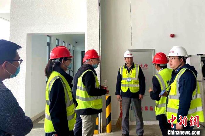 圖為驗收組驗收項目。　旦增旺扎 攝