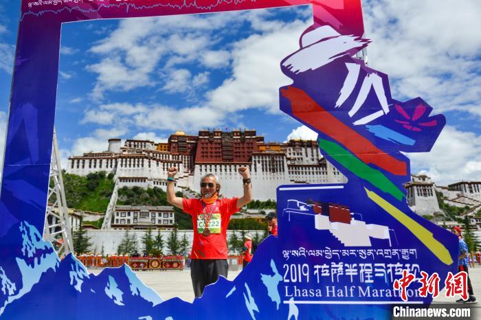 資料圖為2019年8月18日，拉薩舉行半程馬拉松賽?！〗w波 攝