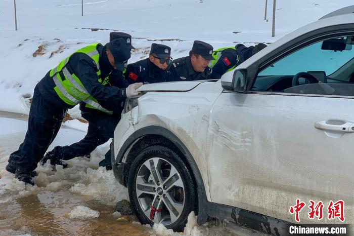 資料圖為安多交警幫助車(chē)輛脫困。　安多縣公安局 供圖 攝