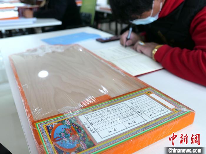 圖為天文歷算計(jì)算工具?！≈x牧 攝