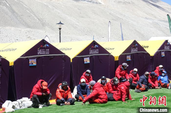 5月9日，登山隊員在珠峰北坡登山大本營歇息?！∪轿木?攝