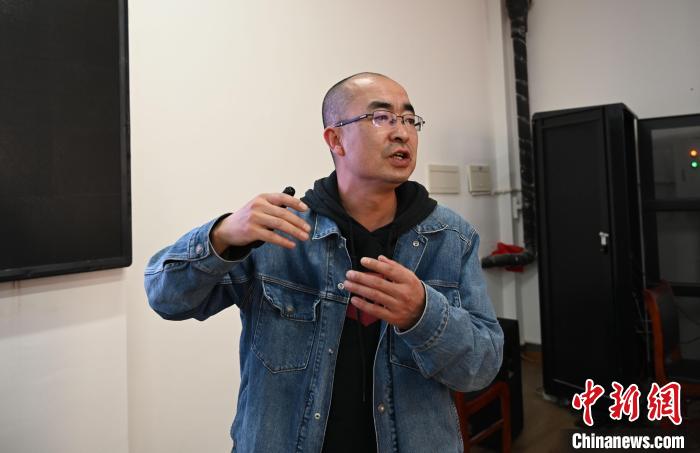 圖為西藏大學教授寧長春授課宣講。