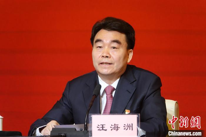 汪海洲在發(fā)布會(huì)上介紹西藏自治區(qū)黨史學(xué)習(xí)教育開(kāi)展情況?！∪轿木?攝