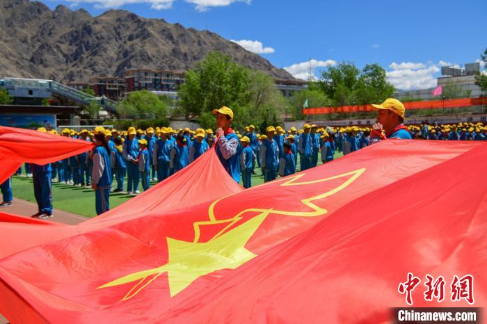 圖為拉薩市堆龍德慶區(qū)堆龍姜昆黃小勇希望小學(xué)學(xué)生在操場入隊儀式?！∝暩聛硭?攝