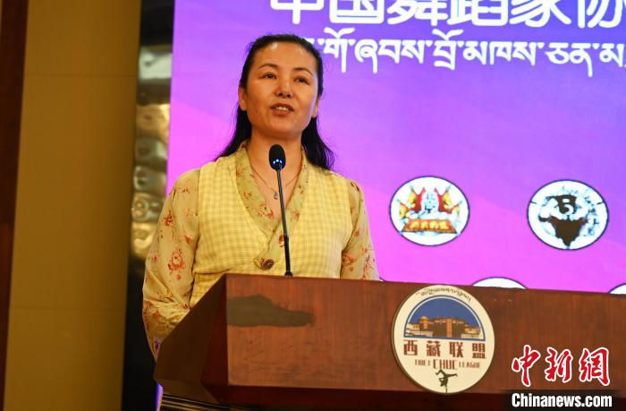 圖為西藏自治區(qū)舞蹈家協(xié)會(huì)主席達(dá)娃拉姆致辭?！≮w朗 攝