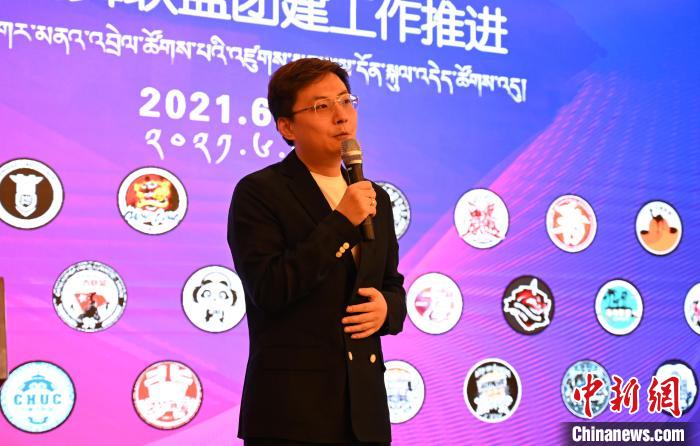 圖為中國(guó)舞蹈家協(xié)會(huì)街舞委員會(huì)常務(wù)副主任、秘書(shū)長(zhǎng)夏銳致辭?！≮w朗 攝