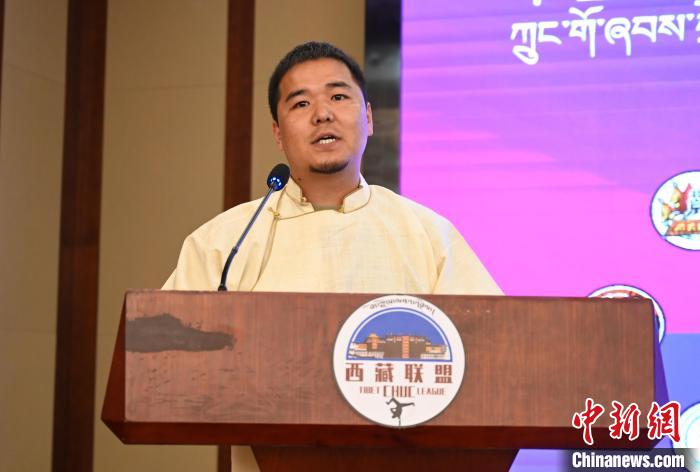 圖為西藏街舞聯(lián)盟常務(wù)副主任朗卡旺青致辭?！≮w朗 攝