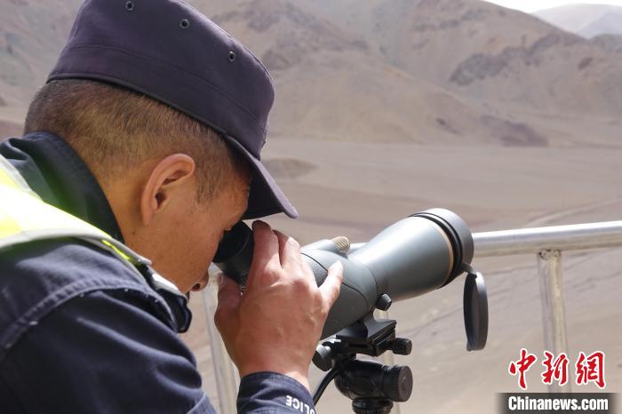 索朗曲扎用望遠(yuǎn)鏡查看邊境情況。　冉文娟 攝