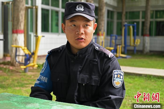 圖為邊煒接受記者采訪。　趙朗 攝