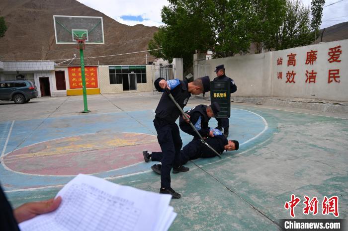 圖為移民管理警察進(jìn)行警務(wù)技能考核。　趙朗 攝