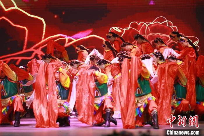 圖為農(nóng)行西藏分行演出現(xiàn)場?！∞r(nóng)行西藏分行 供圖