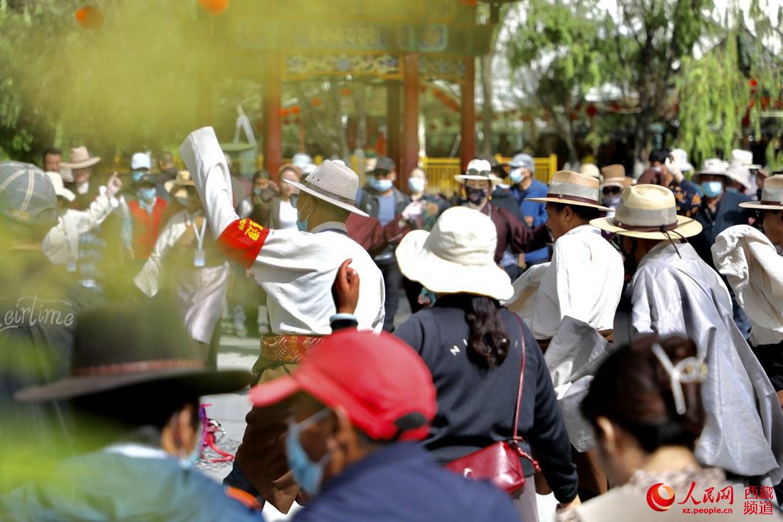 拉薩市民在宗角祿康公園跳鍋莊舞。人民網(wǎng) 次仁羅布攝
