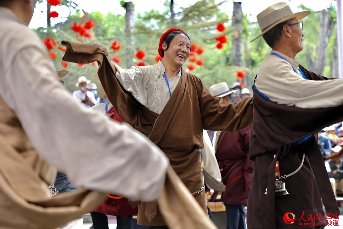 拉薩市民在宗角祿康公園跳鍋莊舞。人民網(wǎng) 次仁羅布攝