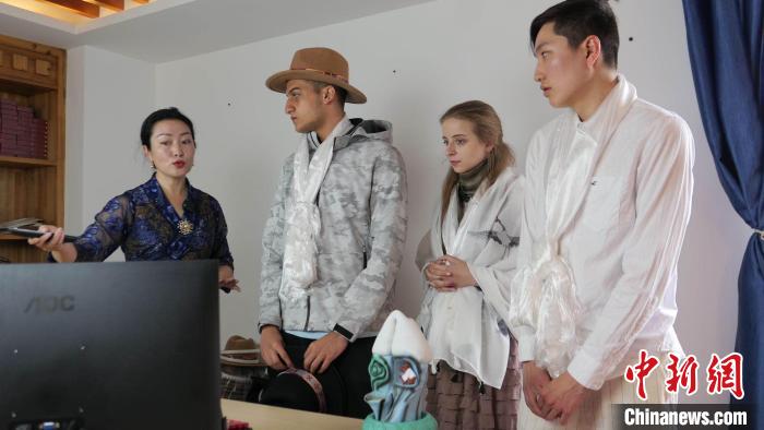 圖為圖為主播白瑪旺姆為留學(xué)生介紹直播流程?！≈x牧 攝