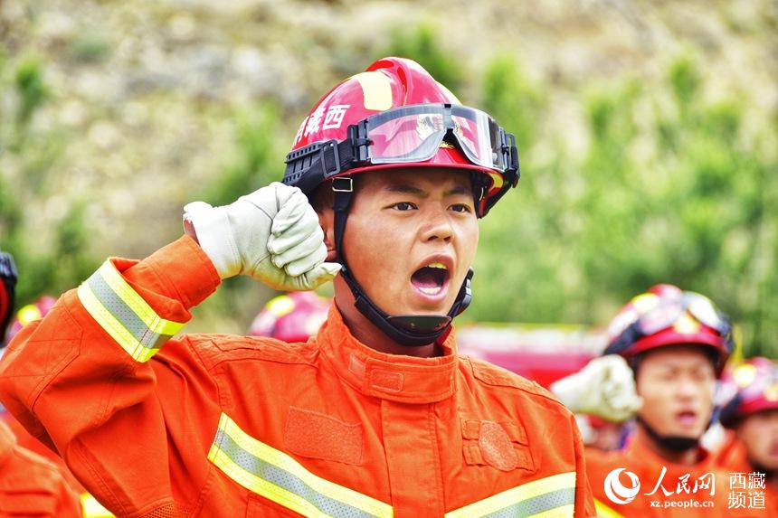 消防指戰(zhàn)員重溫入隊誓詞。人民網(wǎng) 李海霞 攝