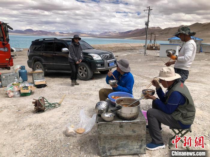 在“世界屋脊”上作業(yè)，中國科考隊(duì)員衣、食、住、行有何特色？