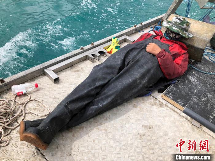 科考隊(duì)員在高原湖泊的鉆探平臺上累了臨時(shí)就地休息?！?lt;a target='_blank' ><p  align=