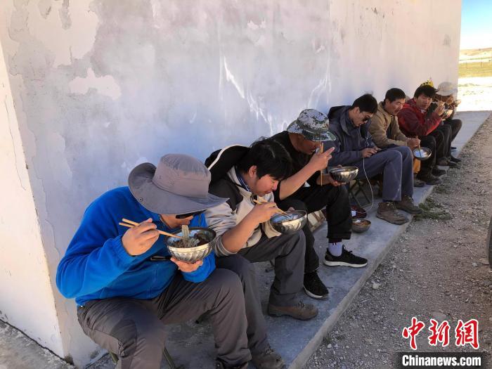 科考隊(duì)員在高原湖泊岸邊進(jìn)餐。　<a target='_blank' ><p  align=