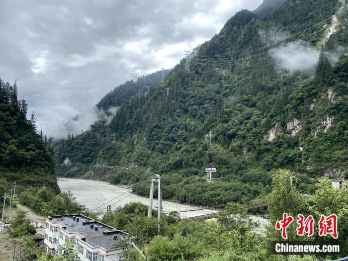 險山急流中的兩座橋。彭寧鈴 攝