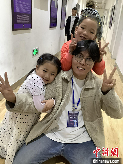 “Z世代”旦真旺加認(rèn)為，拉薩是一座開放與包容的城市，記憶中的拉薩是彩色的。2021年，旦真旺加從浙江大學(xué)漢語言文學(xué)專業(yè)畢業(yè)后，他選擇回到拉薩，成為一名漢語文實(shí)習(xí)助教。圖為8月4日，旦真旺加在課間陪學(xué)生玩耍。 <a target='_blank' ><p  align=